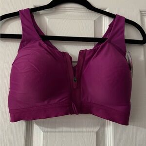 Ladies cross-cross in back sports bra